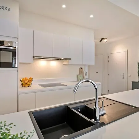 Spacious Apt Near The Beach In The Heart Of The Lively City Center דירה